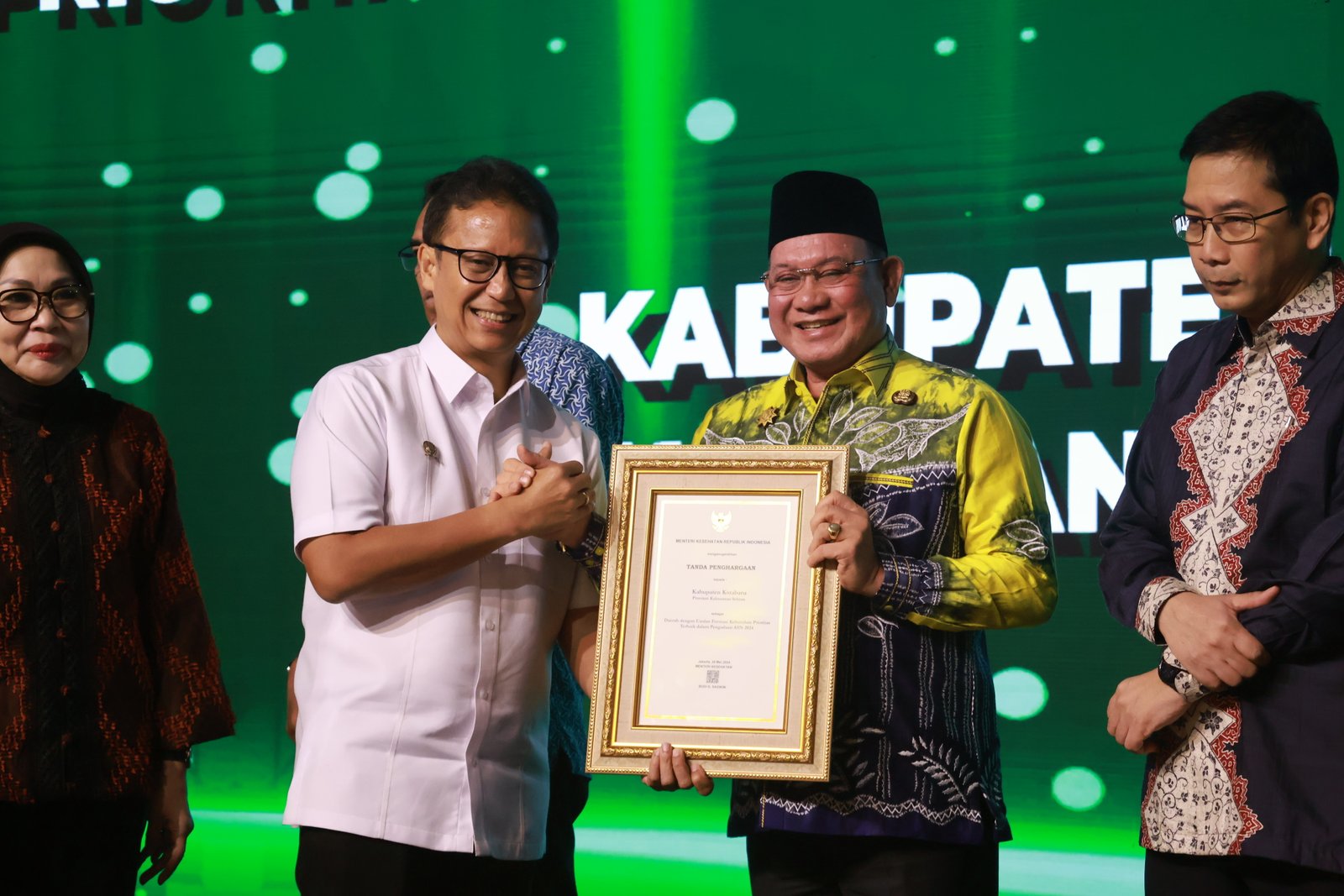 Kado Istimewa Jelang HUT ke-74, Bupati Kotabaru Terima Penghargaan Dari Menteri Kesehatan RI