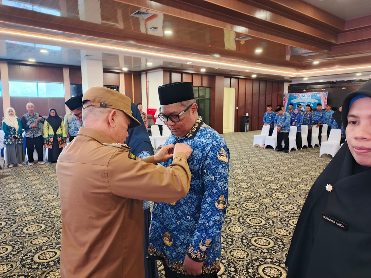 Hari KORPRI 2025, Bupati Kotabaru Sematkan Satyalancana Karya Satya untuk ASN 